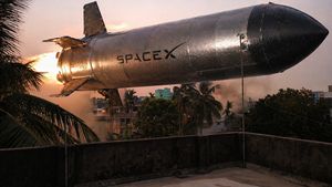 Low-Hovering Spacecraft Over Neighborhood